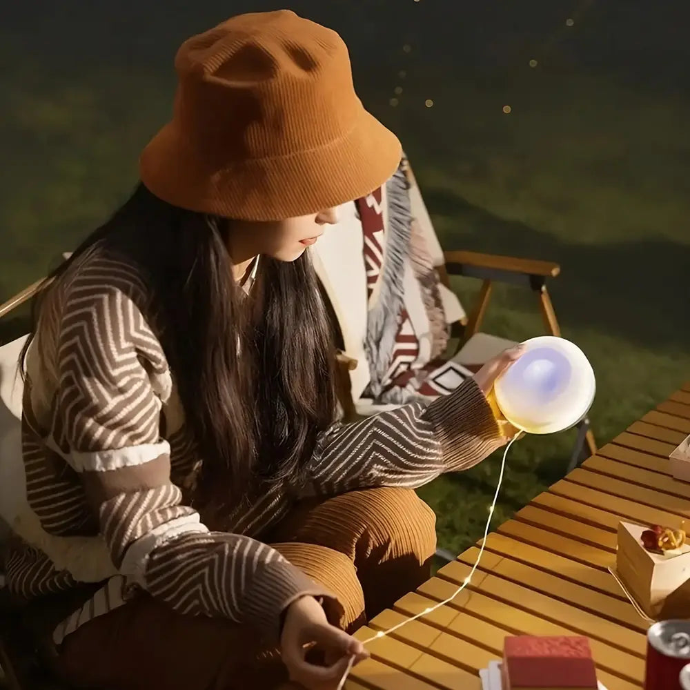 Kamp svetilka™💡 10-metrska zložljiva svetilka 🔋 8-urna življenjska doba baterije 🌈 Več barvnih nastavitev ⚙️ Postavitev v nekaj sekundah-SI